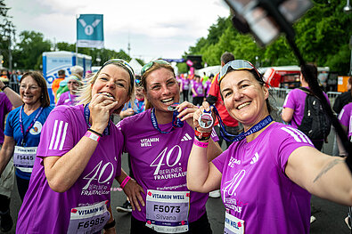 VITAMIN WELL Frauenlauf Berlin 2025: Jede Menge Emotionen beim Zieleinlauf der Jubiläumsausgabe. © SCC EVENTS / Tilo Wiedensohler