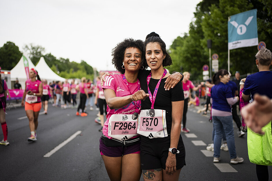 Zwei Frauen freuen sich im Ziel © SCC EVENTS / Sebastian Wells