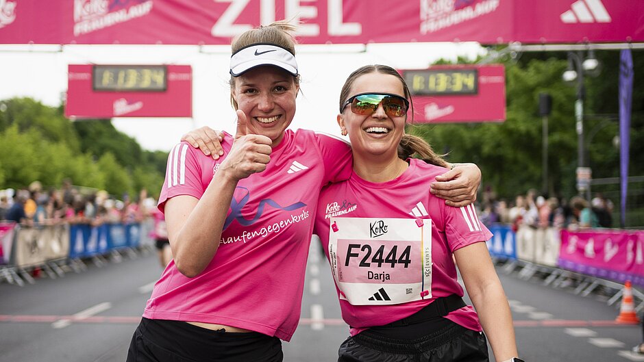 Zwei Teilnehmerinnen beim Zieleinlauf des Vitamin Well Frauenlauf Berlin