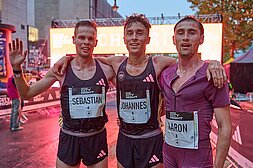 Johannes Motschmann (Marathon Team Berlin) siegt bei der adidas Runners City Night.